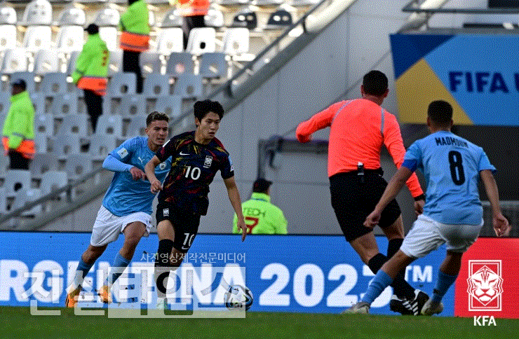 수비 돌파하는 배준호 (서울=진실타임스) 이윤영 기자 = 김은중 감독이 이끄는 U-20 축구대표팀은 12일(대한민국 시간) 오전 2시 30분 아르헨티나 라플라타 스타디움에서 열린 이스라엘과의 2023. 국제축구연맹(FIFA) U-20 월드컵 3~4위전에서 1 vs 3으로 패하며 4위로 대회를 마감했다. 이 날, 미드필더 배준호가 이스라엘 수비진 사이를 돌파하고 있다. 2023.6.12 jinsiltimesdesk@jinsiltimes.org [대한축구협회 제공 재판매 및 DB 금지]